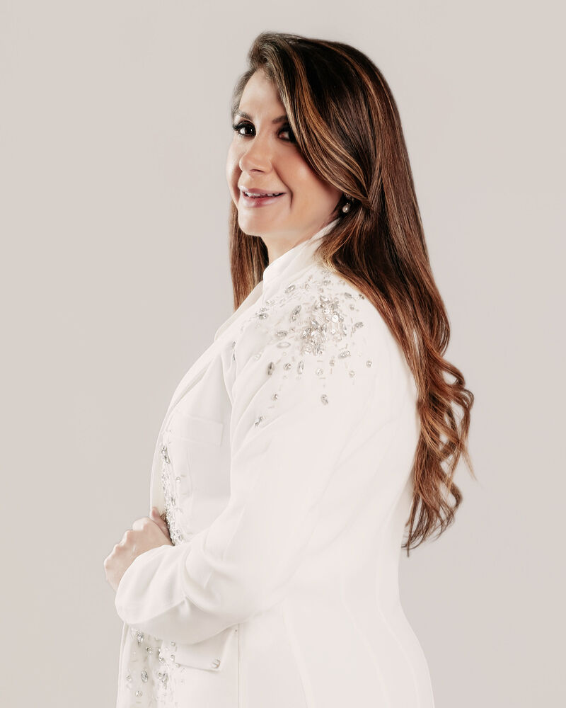 Dra. Etiene Ribeiro de Almeida sorrindo, em retrato profissional